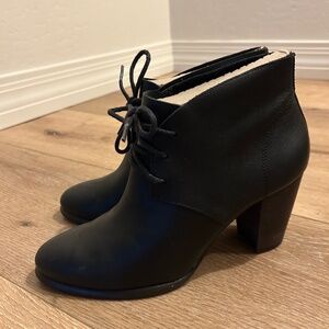 UGG WOMEN'S MACKIE - BLACK